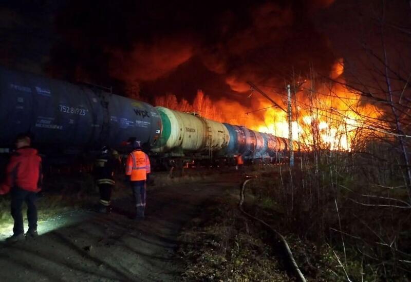 В России 20 вагонов грузового поезда сошли с рельсов