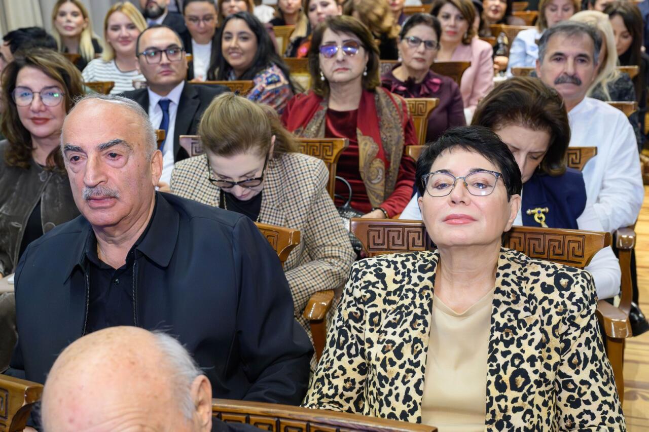 В Баку открылась ретроспективная выставка Фархада Халилова