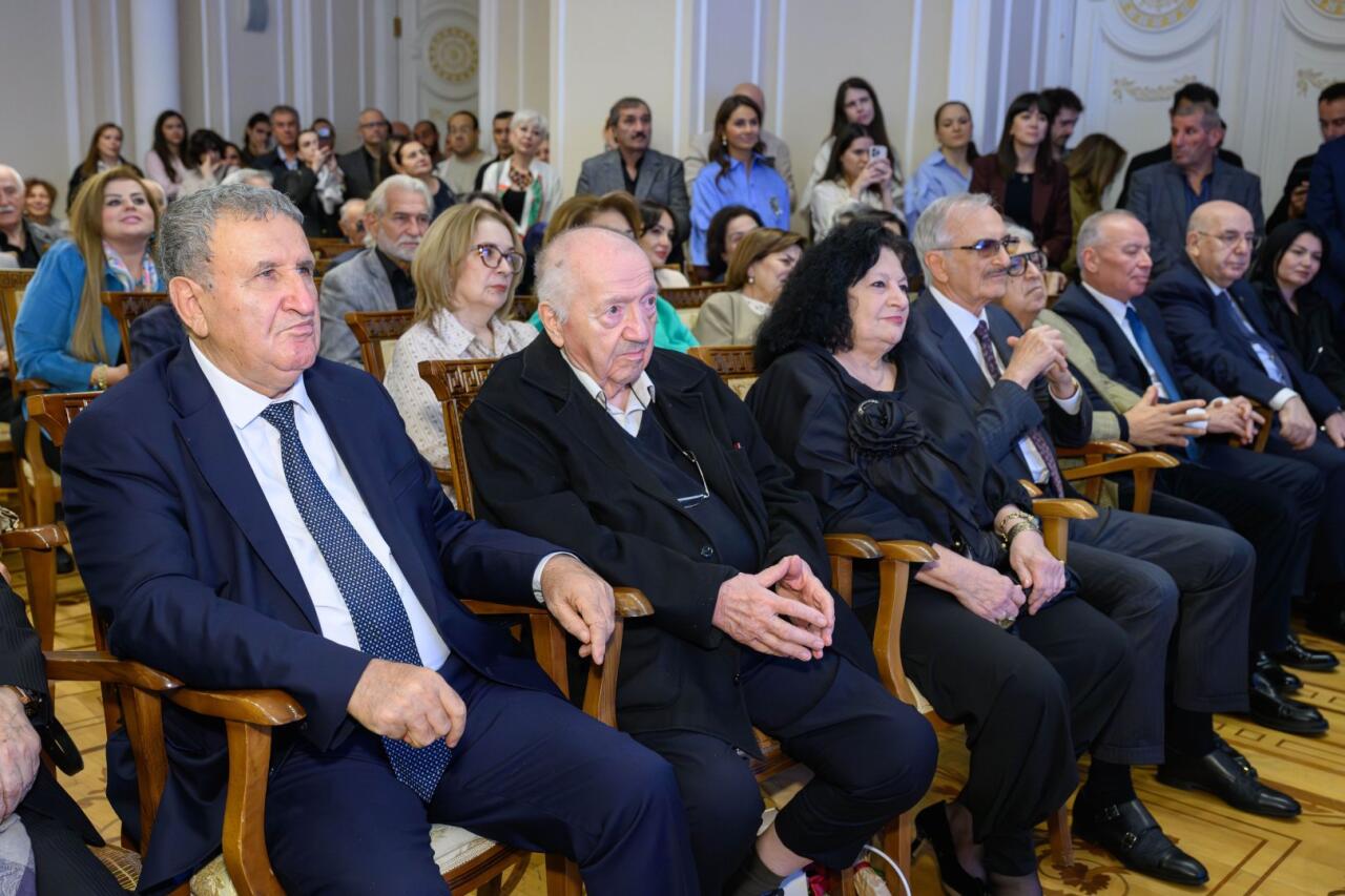 В Баку открылась ретроспективная выставка Фархада Халилова