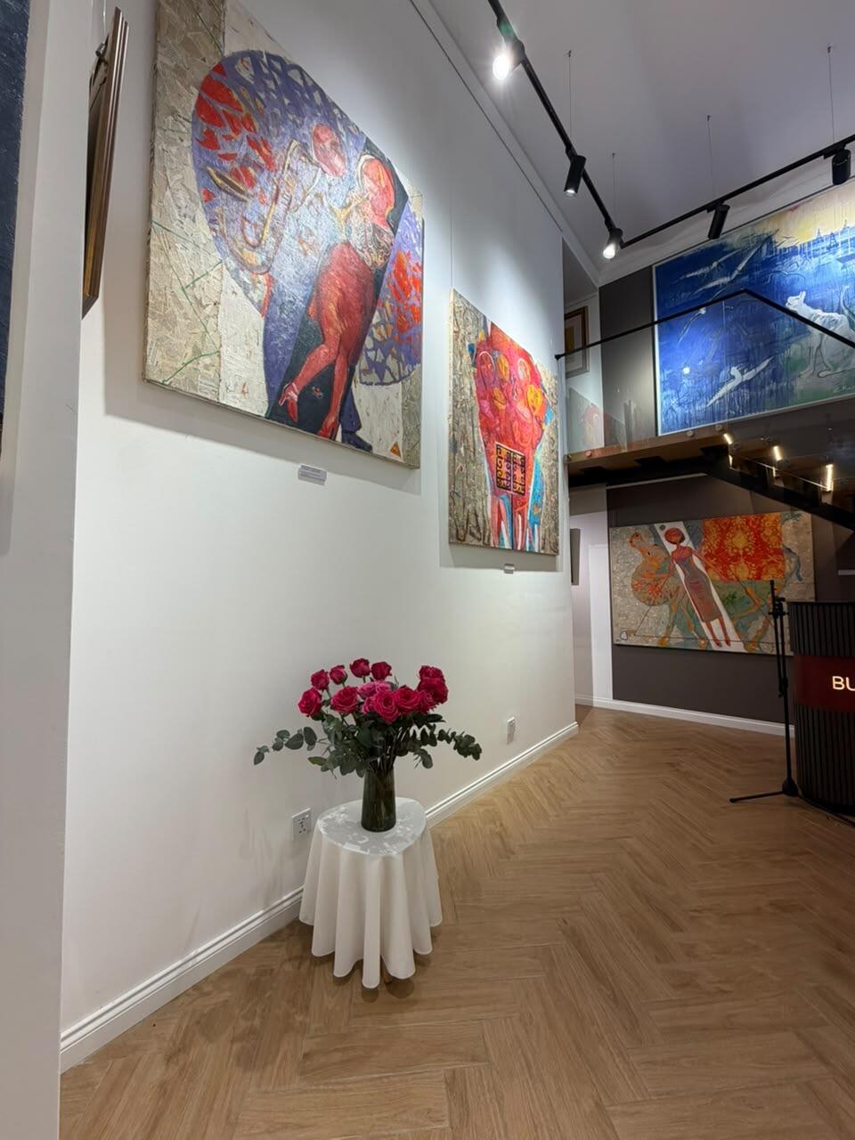 В Buta Gallery открылась выставка "Два взгляда. Один мир", став встречей самобытных творческих миров
