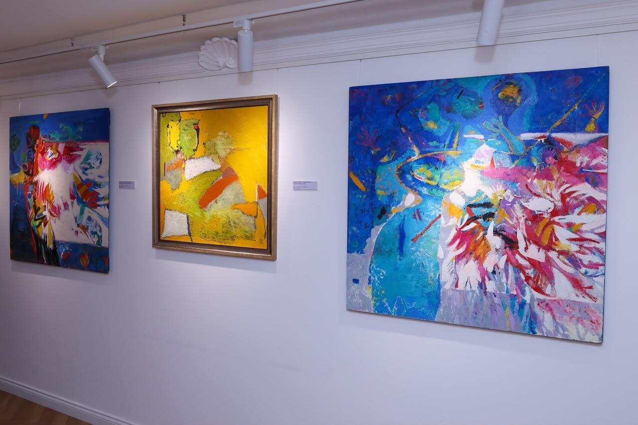 В Buta Gallery открылась выставка "Два взгляда. Один мир", став встречей самобытных творческих миров