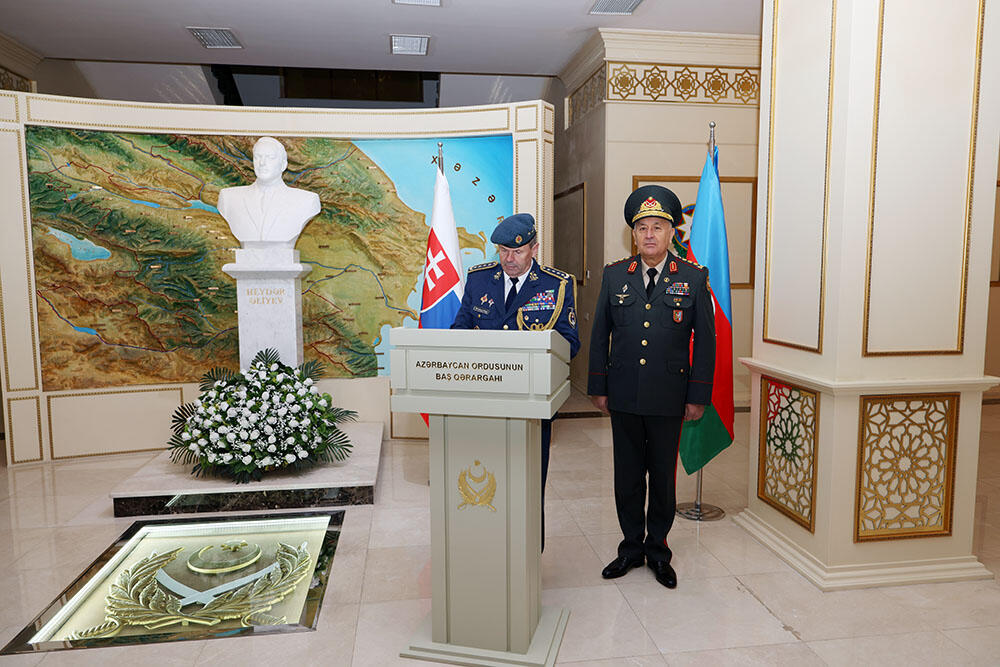 Азербайджан и Словакия обсудили расширение военного сотрудничества