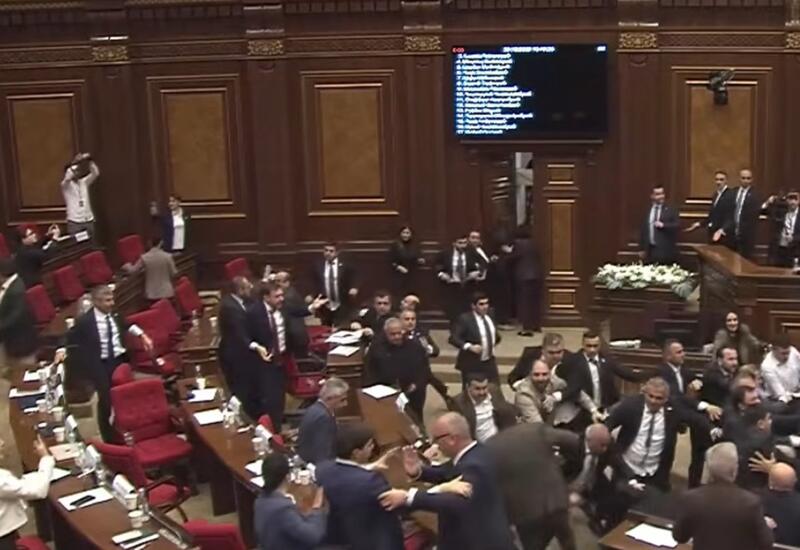 Ermənistan parlamentində dava düşüb: