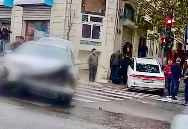 В Баку Hyundai врезался в BYD и вылетел на тротуар