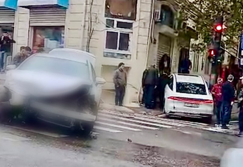 Qəzaya düşən maşın səkiyə çıxdı