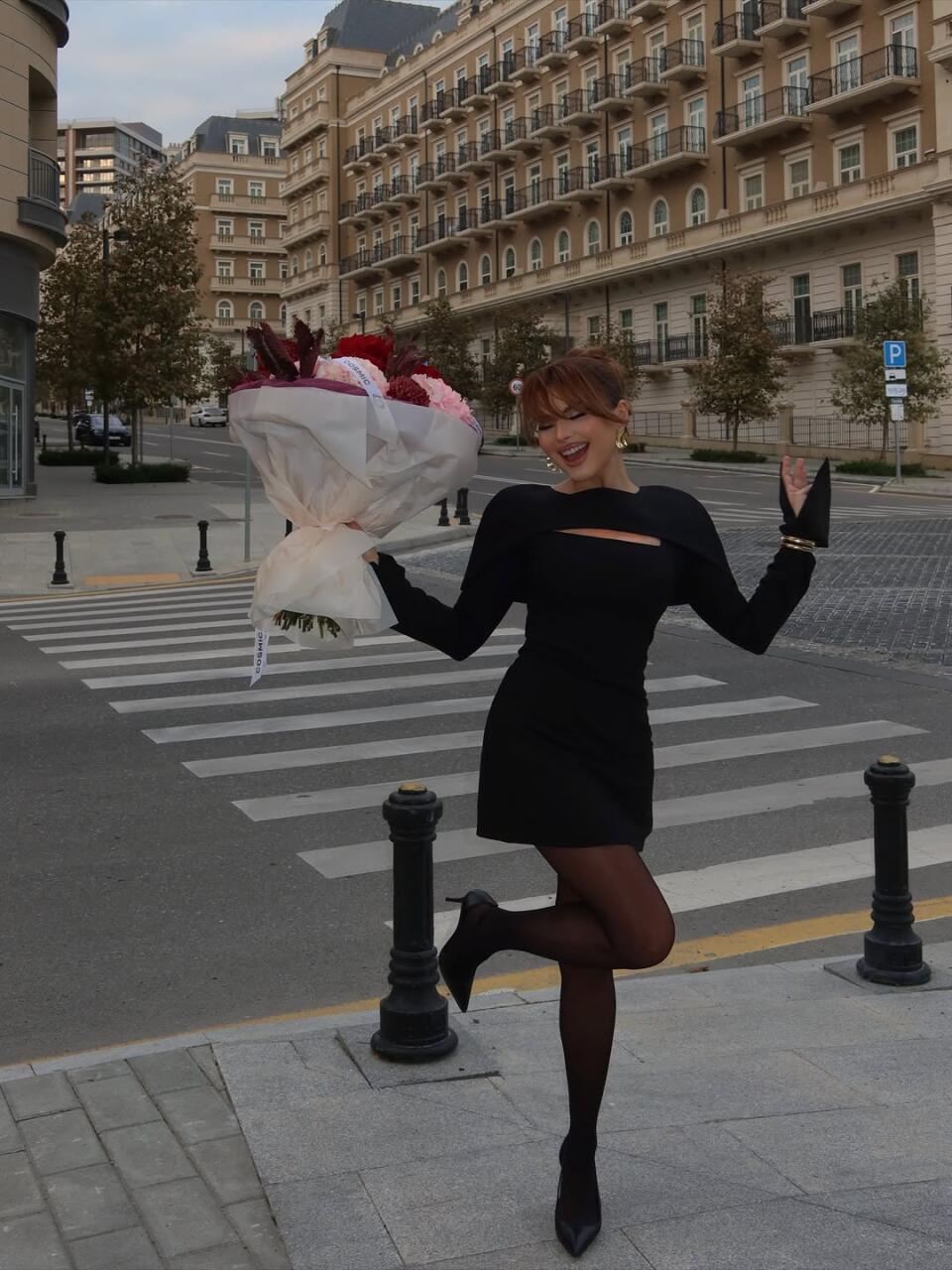 Айнишан Гулиева показала новый образ в стиле total black