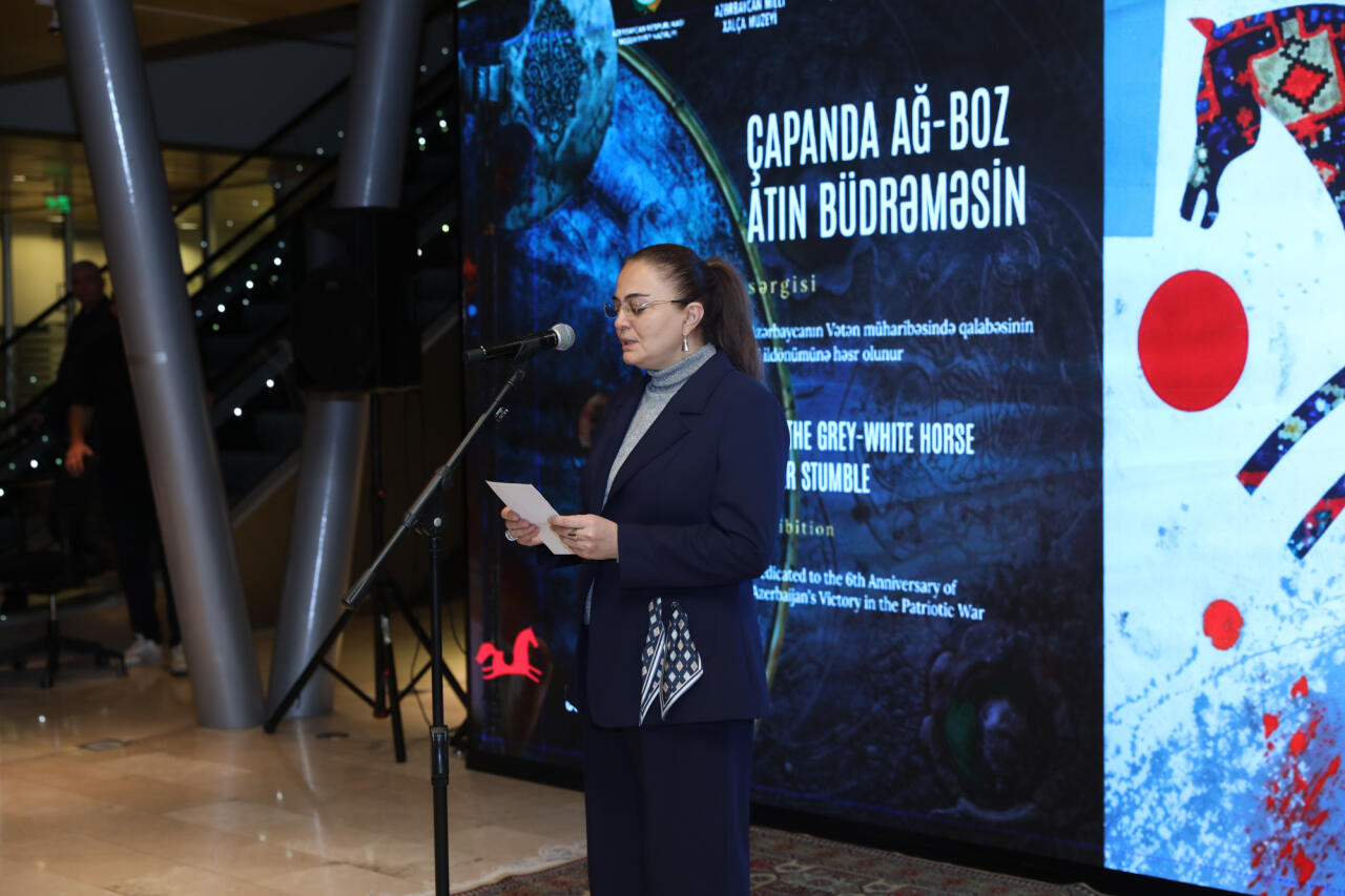 В Азербайджанском национальном музее ковра открылась выставка "Да не споткнется твой бело-серый конь"