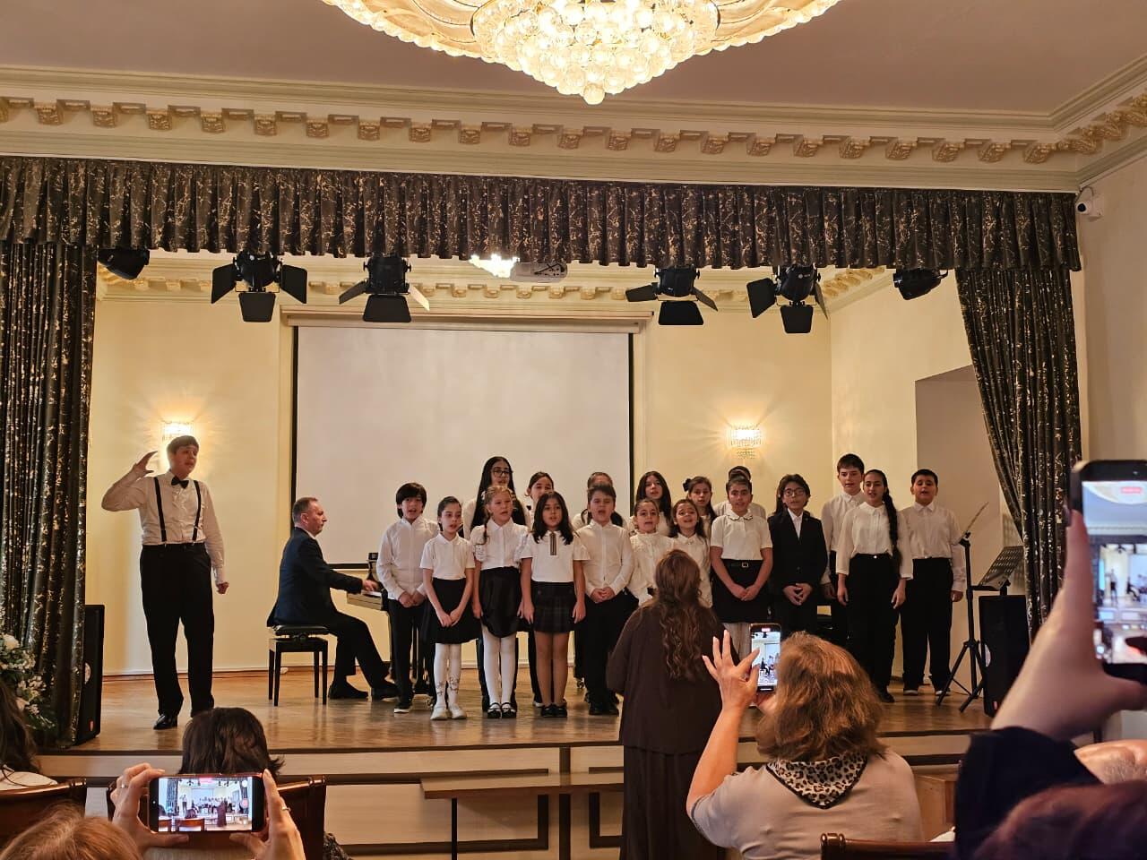 В Баку состоялся концерт детских песен "От пера - к нотам"