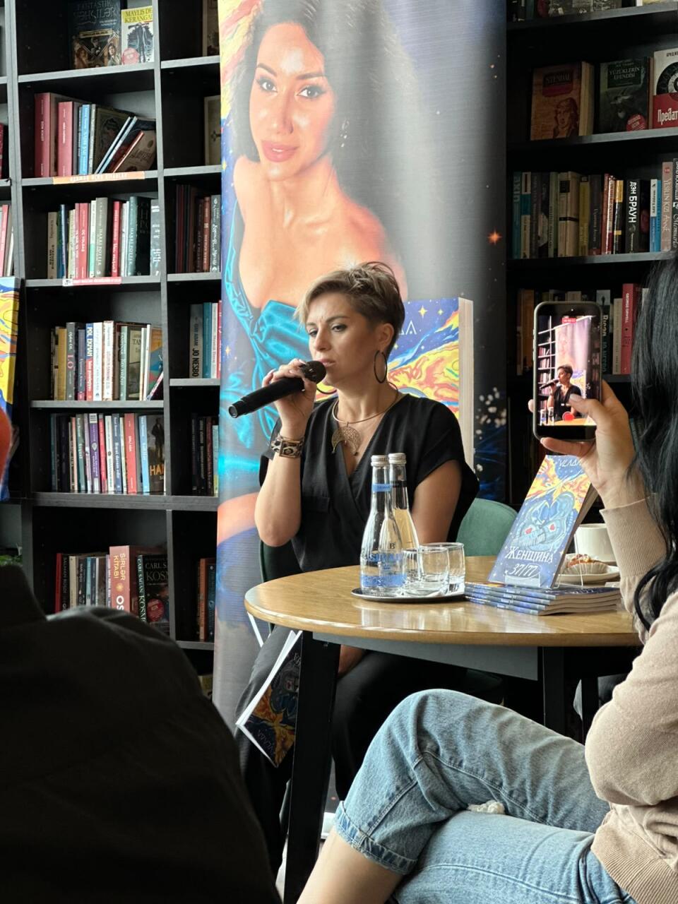 Она продолжает говорить… В Баку представили книгу стихов трагически погибшей Влады Ахундовой