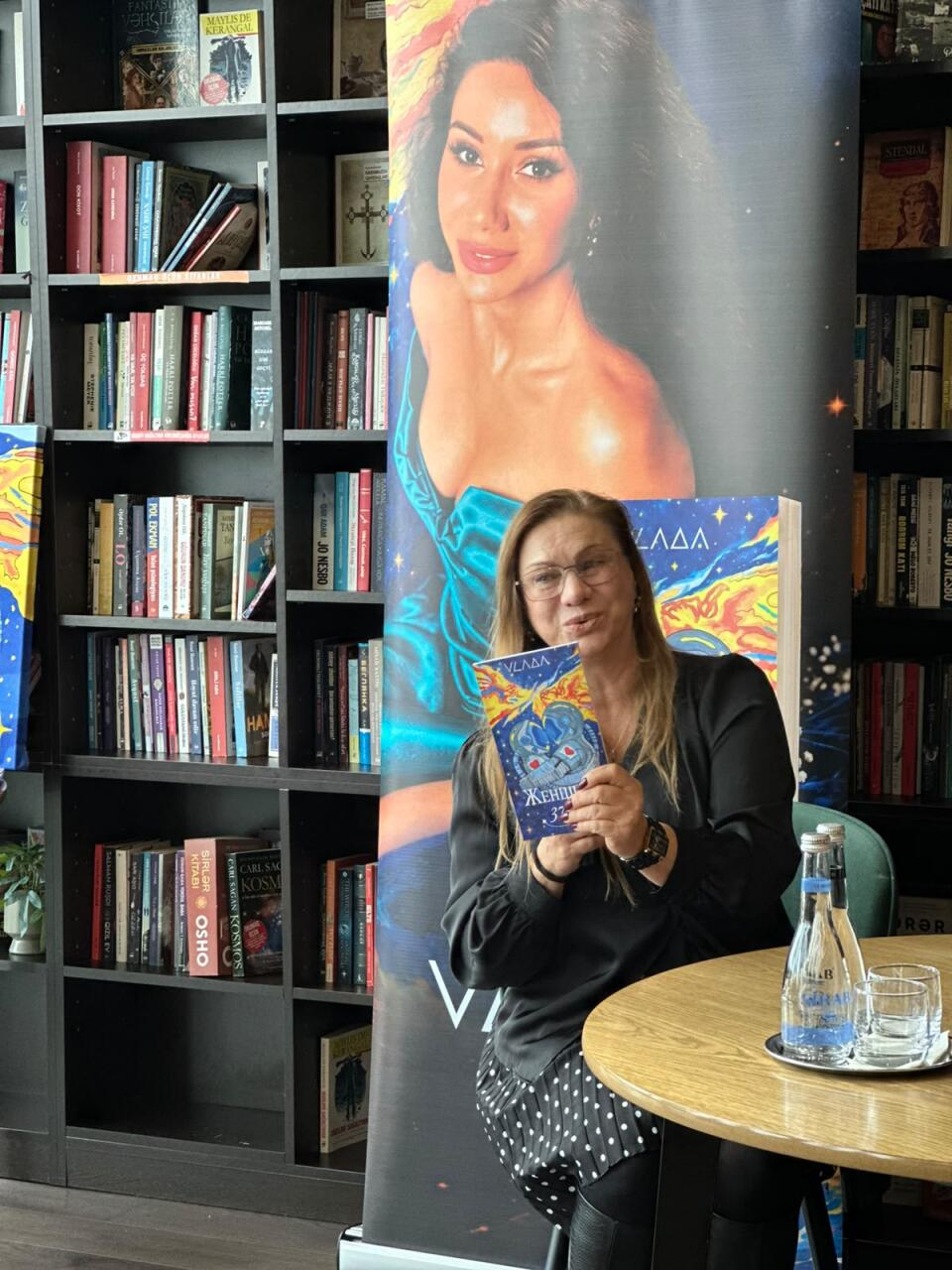 Она продолжает говорить… В Баку представили книгу стихов трагически погибшей Влады Ахундовой