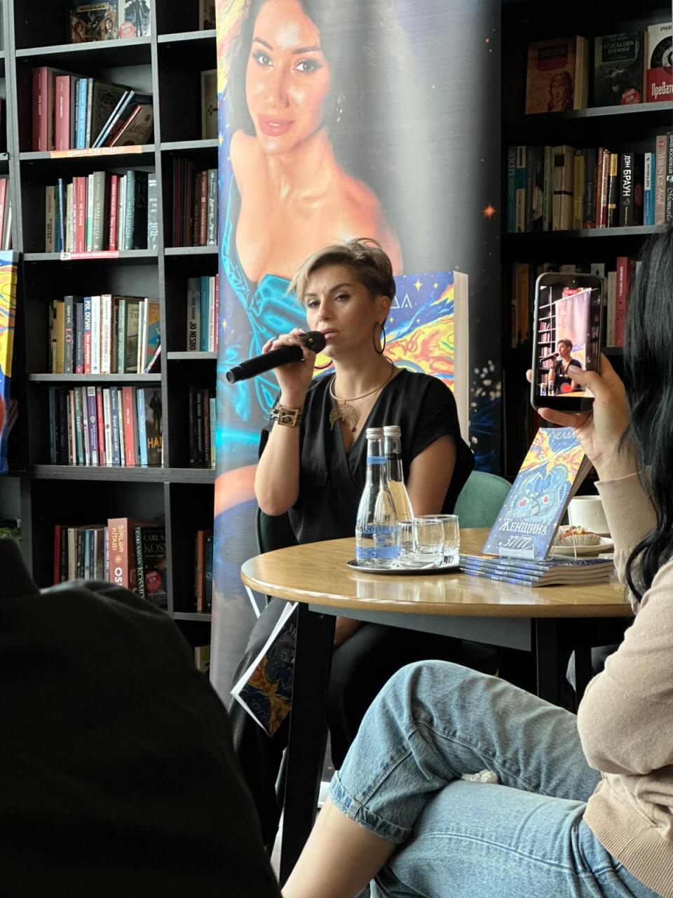 Она продолжает говорить… В Баку представили книгу стихов трагически погибшей Влады Ахундовой