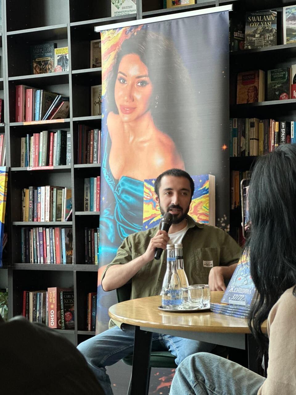 Она продолжает говорить… В Баку представили книгу стихов трагически погибшей Влады Ахундовой