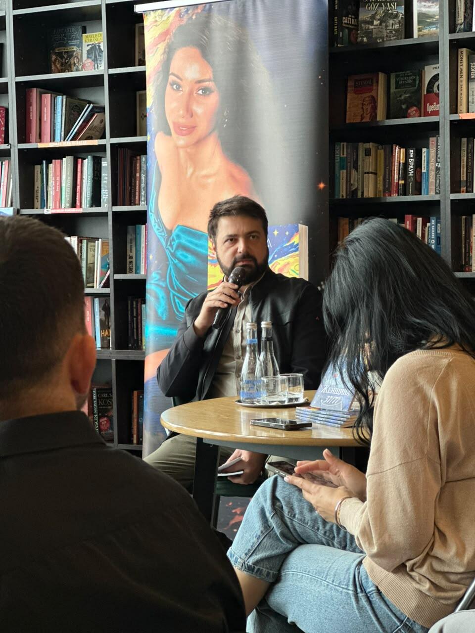 Она продолжает говорить… В Баку представили книгу стихов трагически погибшей Влады Ахундовой