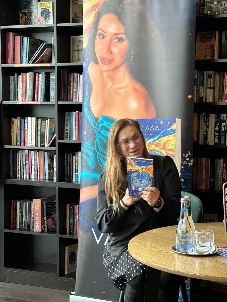 Она продолжает говорить… В Баку представили книгу стихов трагически погибшей Влады Ахундовой