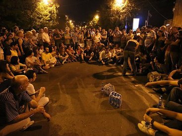 Акция протеста начала раздражать ереванцев