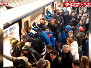 Пассажиры раскачали вагон метро, чтобы спасти старушку - ВИДЕО