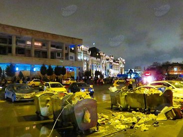 На проезжей части в центре Баку устроили свалку - ФОТО