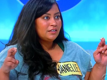 Девушку шокировал подарок, врученный ей на шоу - ФОТО - ВИДЕО