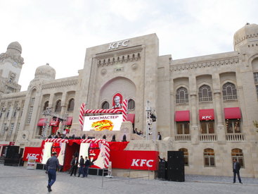В Баку открылся самый большой в мире ресторан KFC - ФОТО