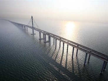 Xəzər dənizində nəhəng körpü