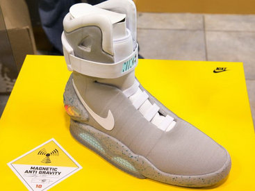 Nike выпустит кроссовки из "Назад в будущее" с автоматической шнуровкой - ФОТО