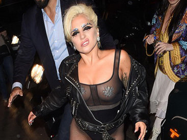 Леди Гага пришла на вечеринку в откровенном образе - ФОТО