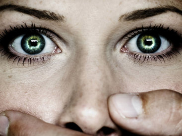 Вооруженный мужчина взял в заложницы женщину