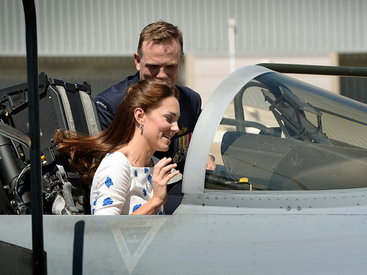 Кейт Миддлтон взялась за штурвал самолета - ФОТО