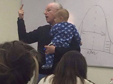 Добрый поступок этого педагога тронул сердца миллионов - ФОТО
