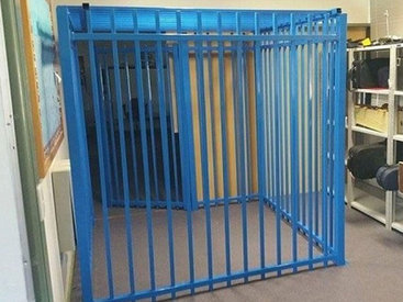 Школа построила стальную клетку для 10-летнего мальчика-аутиста - ФОТО