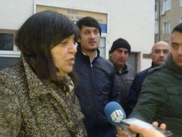 Rektorun qızını döyən gənclərin anası danışdı