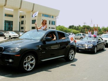 Участницы конкурса "Мисс Азербайджан 2012" порезвились на автомобилях – ФОТО