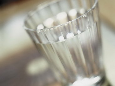 Sirkə ilə saralmış stəkanları parıldatmaq mümkündür