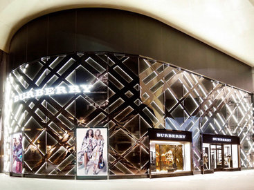 Burberry открыл второй магазин в Баку - ФОТО
