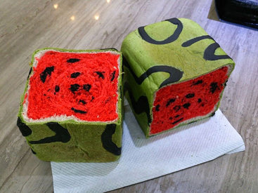 В Тайване в продаже появился очень вкусный хлеб-арбуз - ФОТО