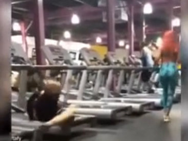 Конфуз в спортзале: парень упал с беговой дорожки - ВИДЕО