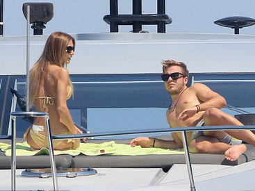 Немецкого футболиста Марио Гетце поймали на отдыхе с любимой - ФОТО