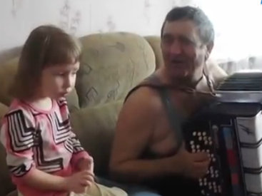 Дуэт дедушки и внучки гарантированно поднимает настроение - ВИДЕО