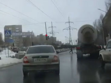 Пешеход прыгнул под автоцистерну - ВИДЕО