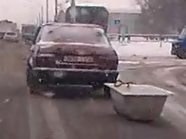 Курьез: Водитель Volkswagen буксировал ванну - ВИДЕО