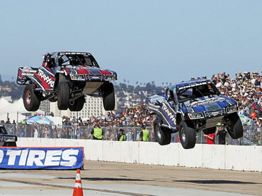 Американцы придумали гонки на прыгающих пикапах - ФОТО