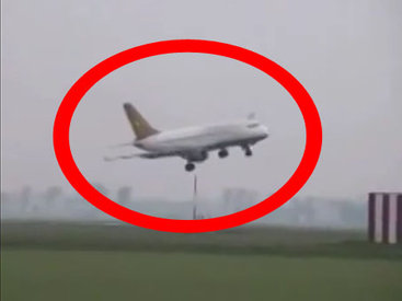 Никакой пилот не сможет посадить самолет таким образом - ВИДЕО