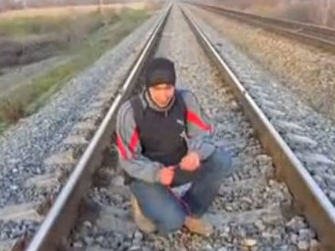 Как зарядить телефон от железной дороги - ВИДЕО