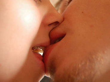 Öpüşmək - çox həqiqətləri aşkarlayır