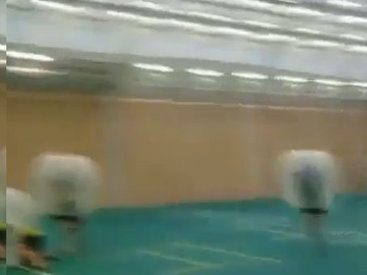 Очень странный способ игры в футбол в надувных шарах - ВИДЕО