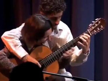 Великолепная игра на гитаре на четыре руки - ВИДЕО