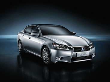 У Lexus появился новый гибридный седан - ФОТО