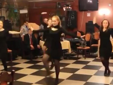 Русские девушки шикарно станцевали азербайджанский танец - ВИДЕО