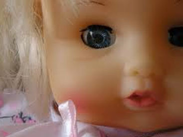 Юная британка увлеклась воспитанием куклы