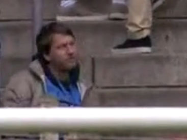 Футболист попадает мячом в голову одному из фанатов - ВИДЕО